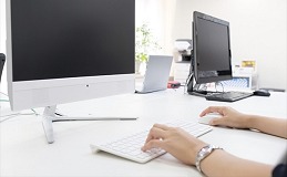 パソコンで様々な計算をする様子