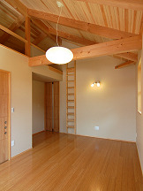 勾配天井の主寝室