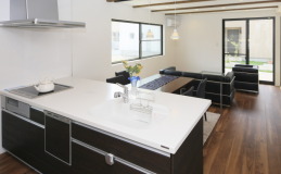 フラットキッチンのあるリビングルーム